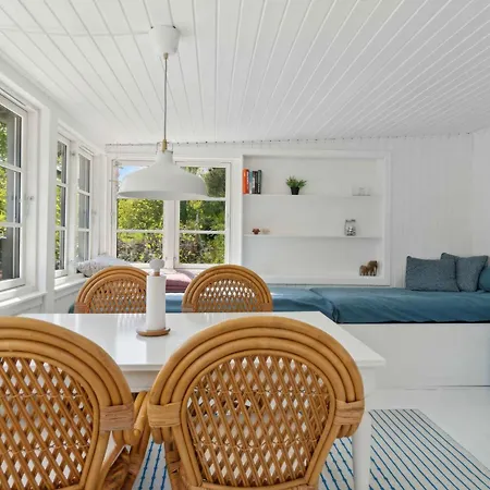 Cosy Summerhouse With Private Garden בית נופש