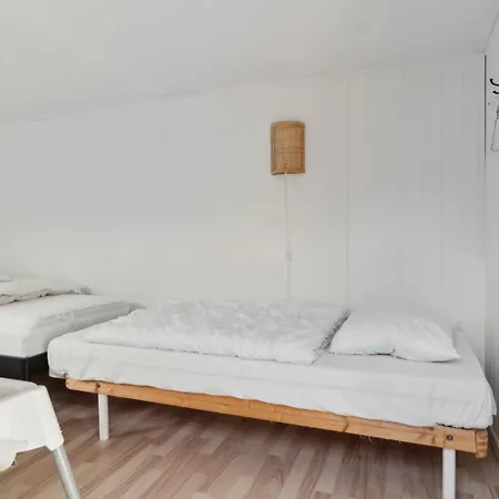 Cosy Summerhouse With Private Garden בית נופש