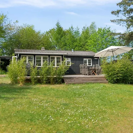 Cosy Summerhouse With Private Garden בית נופש