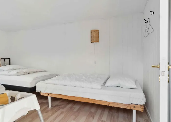 Feriehus Cosy Summerhouse With Private Garden